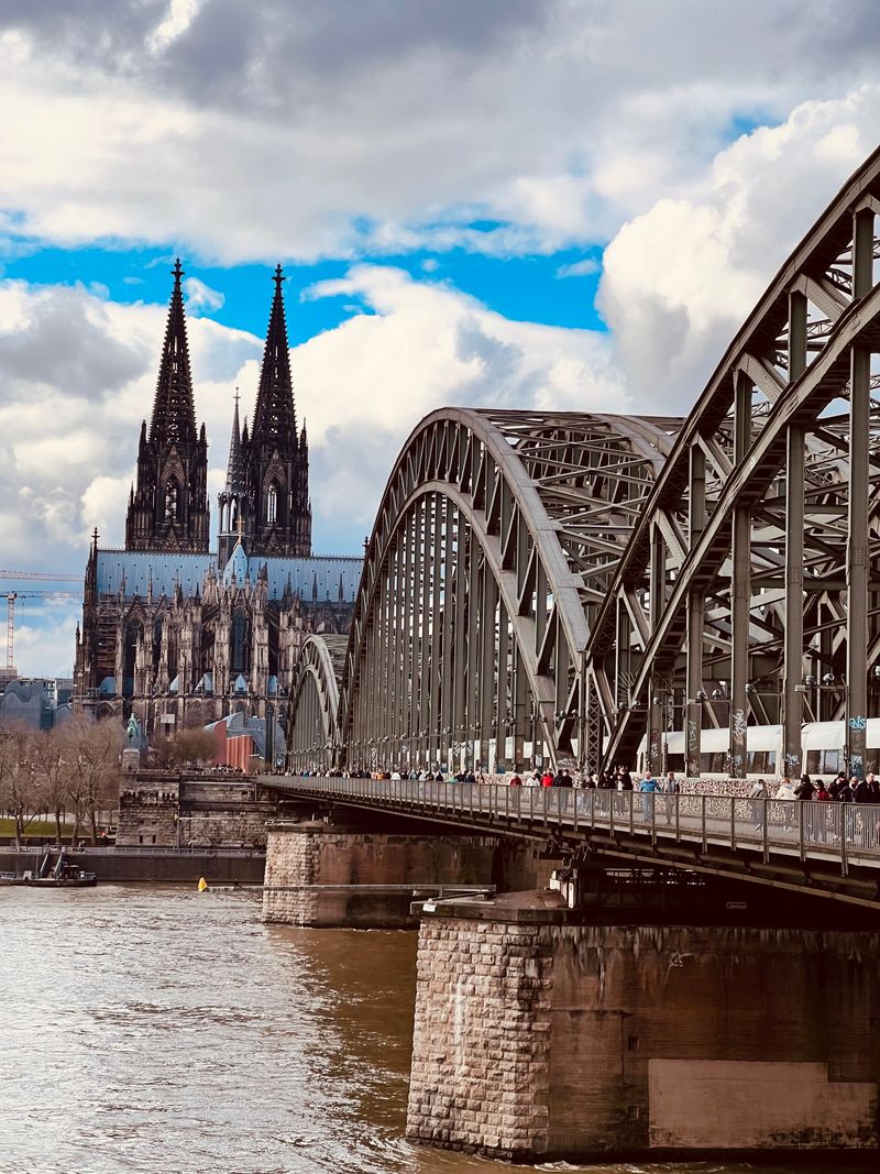 Köln Katedrali ve Hohenzollern Köprüsü